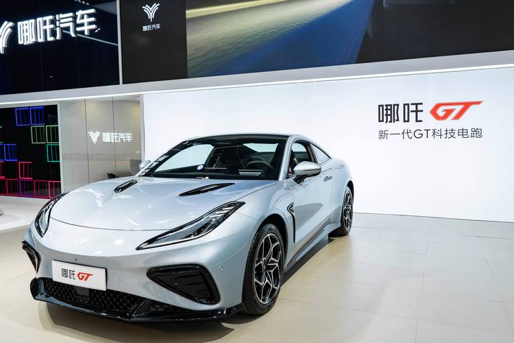 深圳340哪吒汽车在智能汽车领域的表现，领途汽车在新能源汽车市场中的影响力